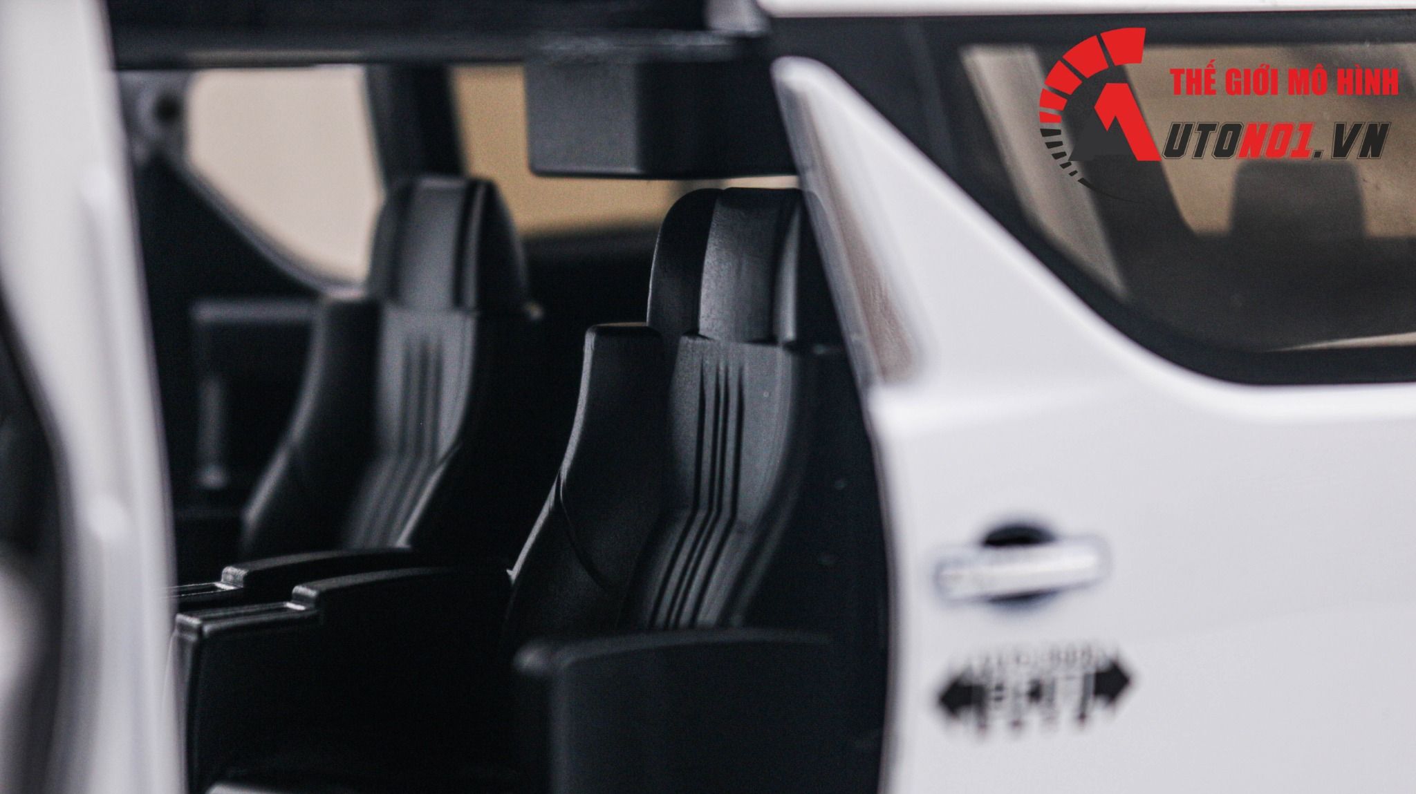 Mô hình xe Toyota Alphard 2023 full open - âm thanh - đèn cửa tự động mở tỉ lệ 1:18 Alloy model OT377