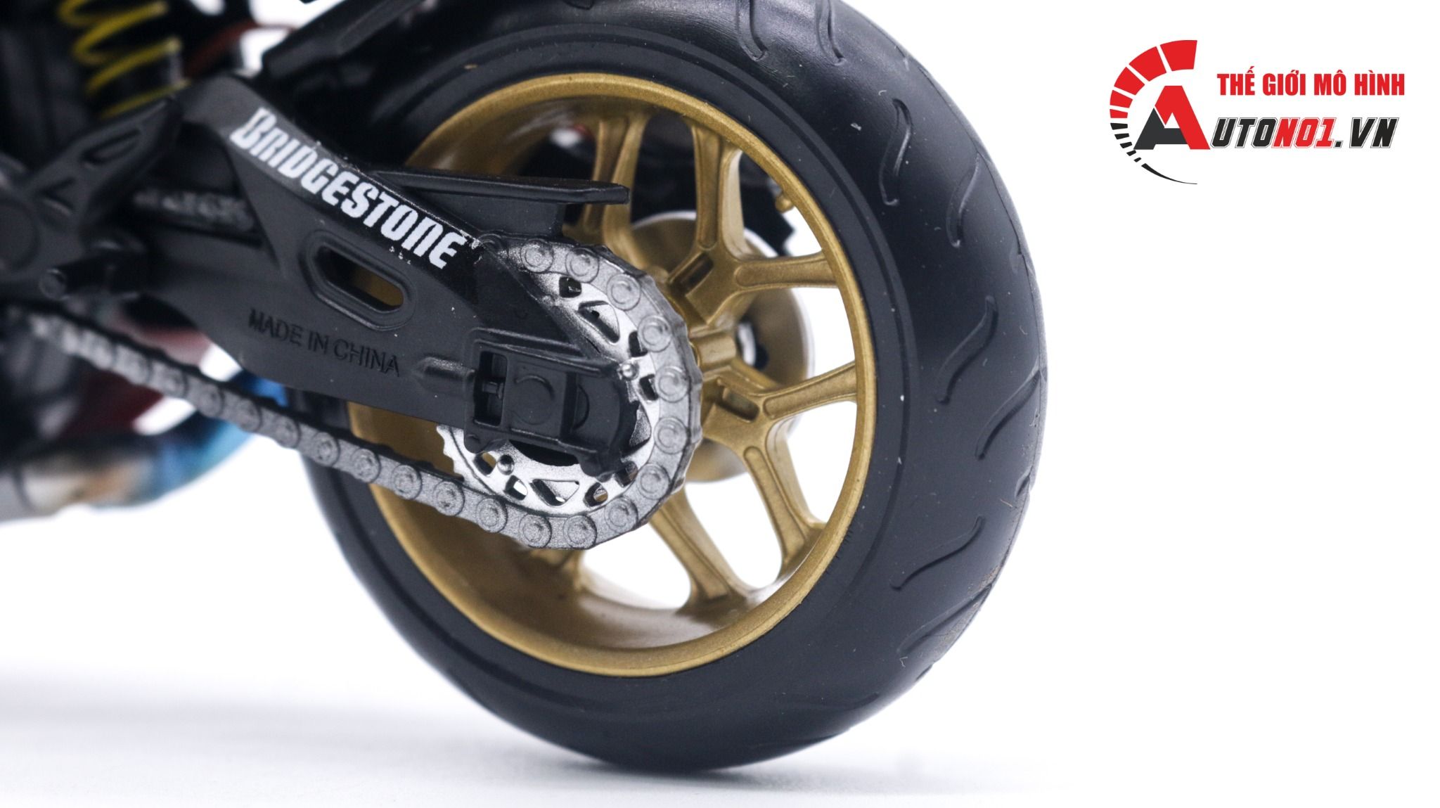 Mô hình xe độ Yamaha R1m Petronas race độ pô Akrapovic 1:12 Autono1 MSZ D028M
