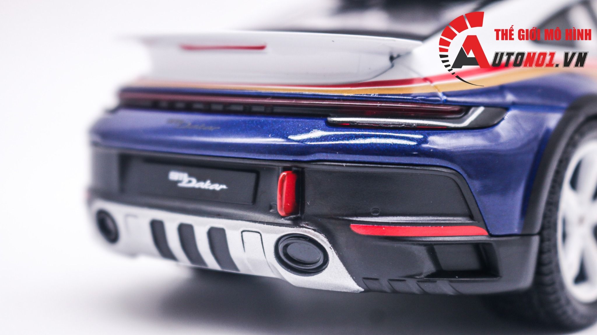 Mô hình xe Porsche 911 Dakar full open có phụ kiện tỉ lệ 1:24 Bburago 18-28029 OT417