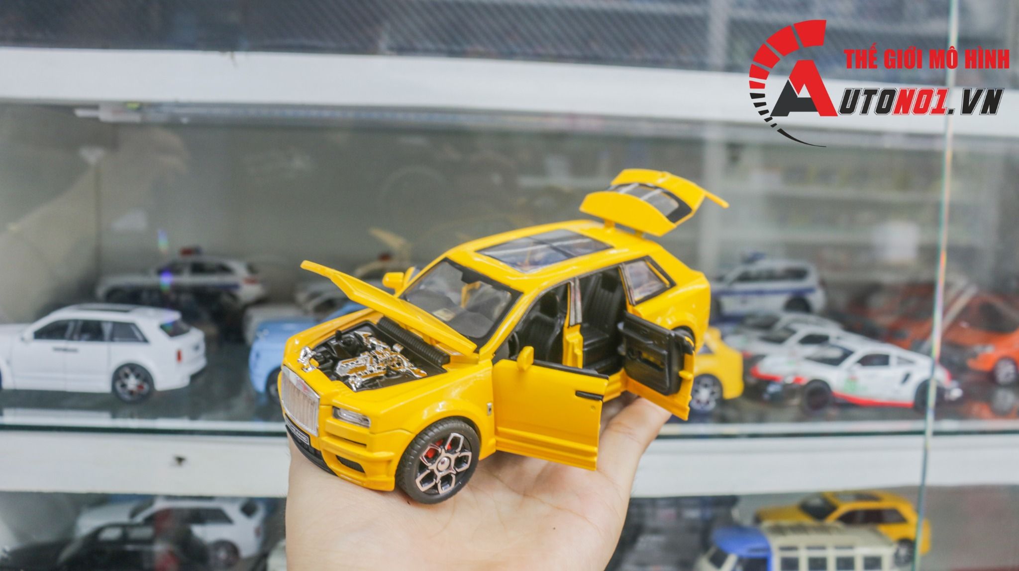Mô hình xe Rolls Royce Cullinan full open, có đèn và âm thanh tỉ lệ 1:32 JincheJiang Model OT455