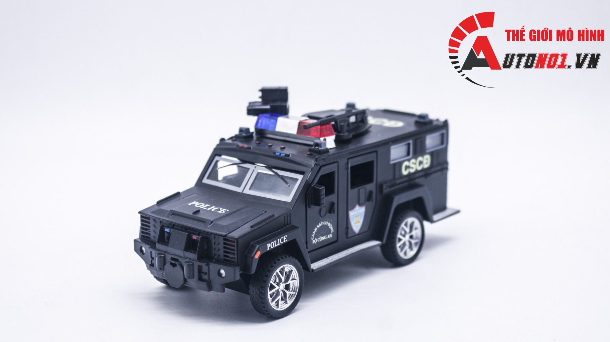 Mô hình xe cảnh sát bọc thép SWAT độ CSCĐ - 911 có đèn có âm thanh tỉ lệ 1:32 Alloy OT367