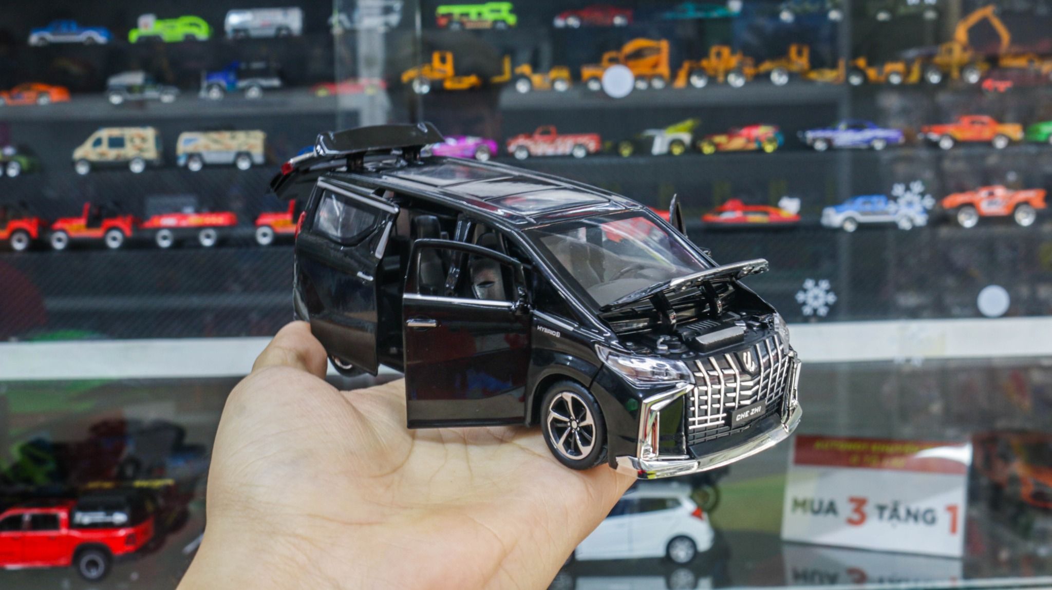 Mô hình xe Toyota Alphard 2022 full open tỉ lệ 1:32 Chezhi OT464