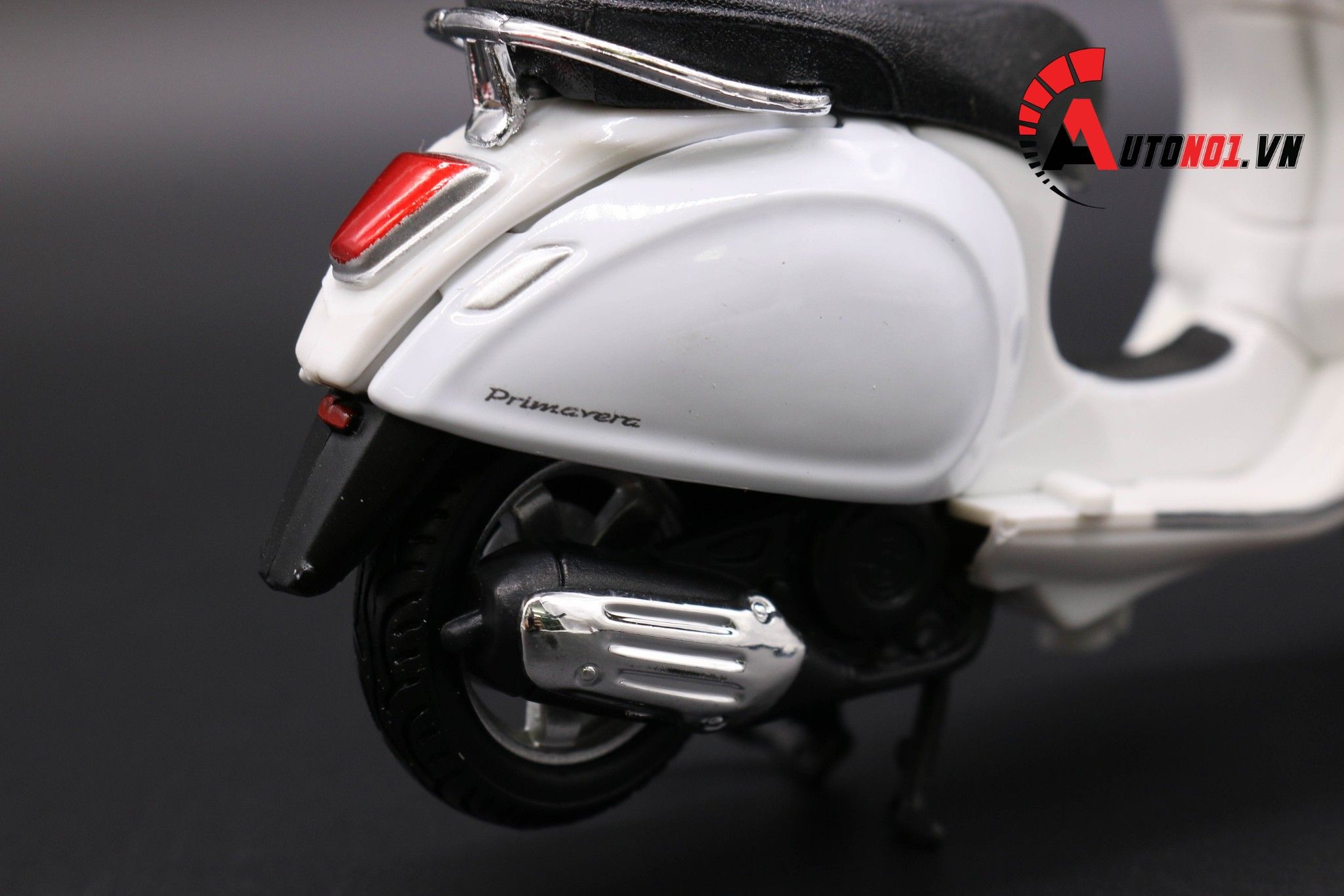 Mô hình xe Vespa primavera 150 white 1:18 Maisto 7070C