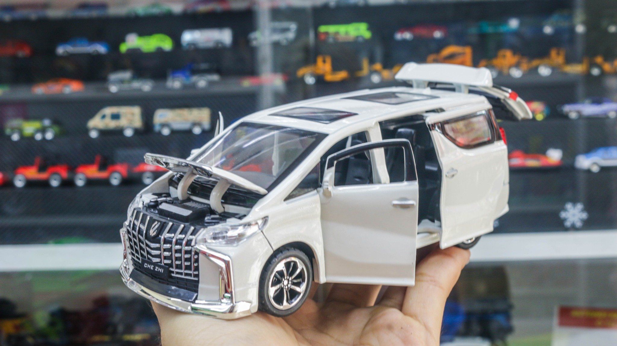 Mô hình xe Toyota Alphard 2022 full open tỉ lệ 1:32 Chezhi OT464