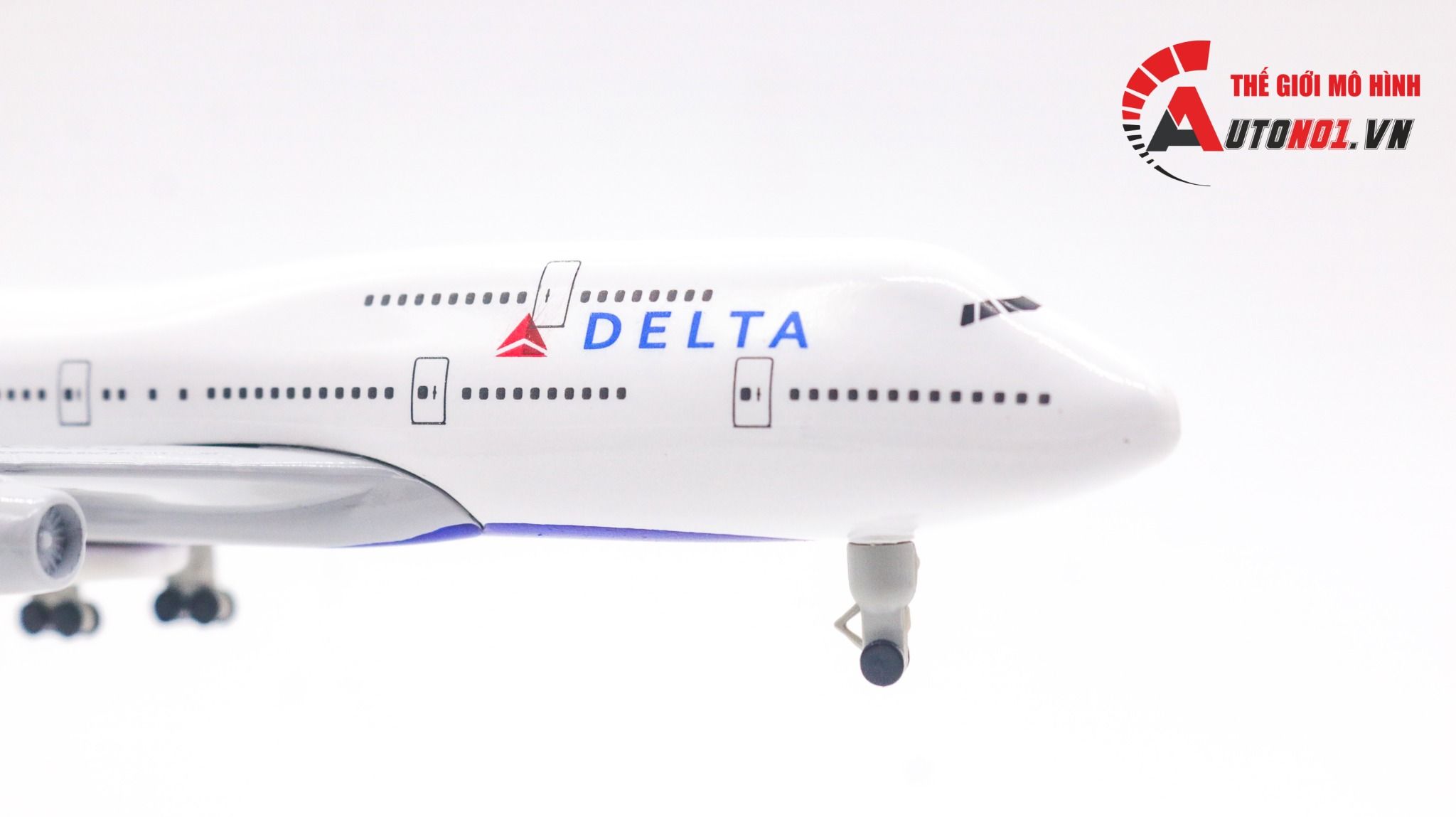Mô hình máy bay Macon Georgia USA Delta Airlines Boeing B747 có bánh xe 20cm MB20049