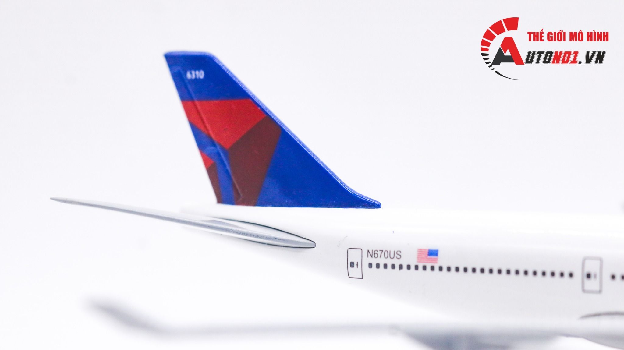 Mô hình máy bay Macon Georgia USA Delta Airlines Boeing B747 có bánh xe 20cm MB20049