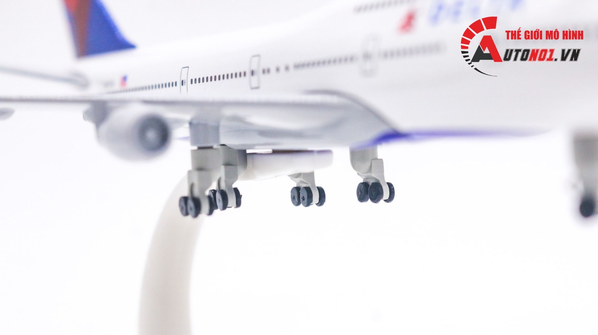 Mô hình máy bay Macon Georgia USA Delta Airlines Boeing B747 có bánh xe 20cm MB20049