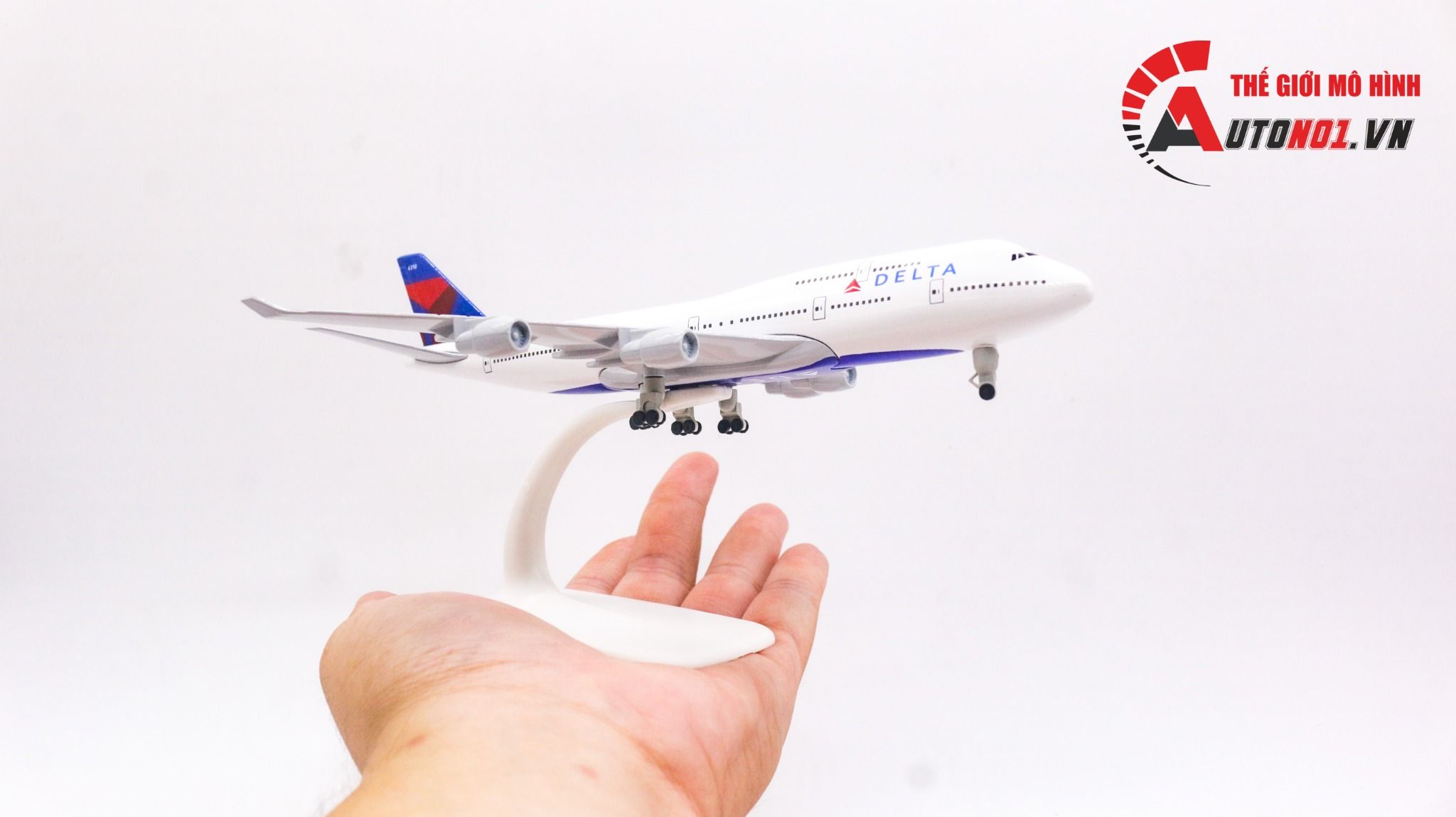 Mô hình máy bay Macon Georgia USA Delta Airlines Boeing B747 có bánh xe 20cm MB20049