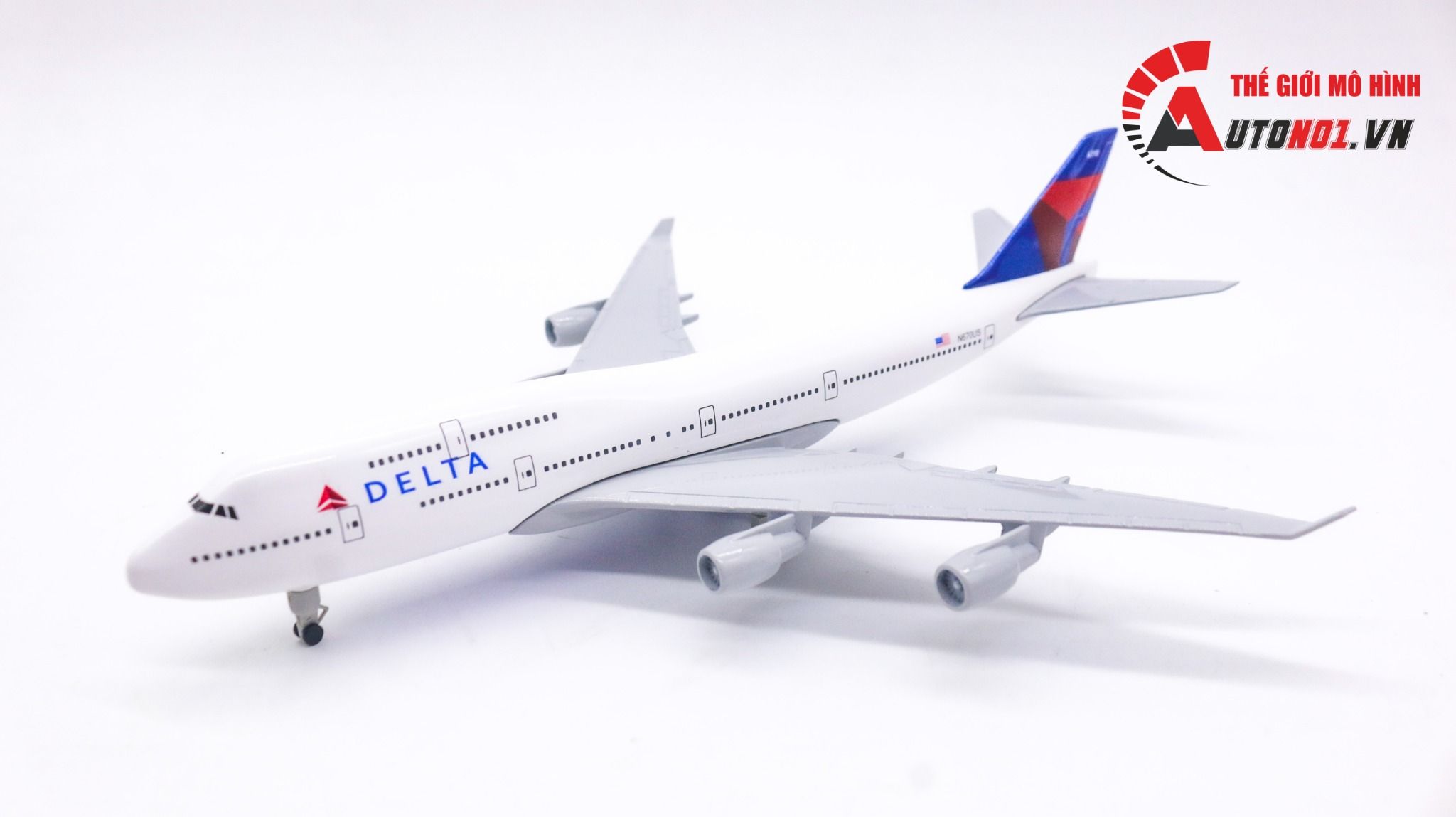 Mô hình máy bay Macon Georgia USA Delta Airlines Boeing B747 có bánh xe 20cm MB20049
