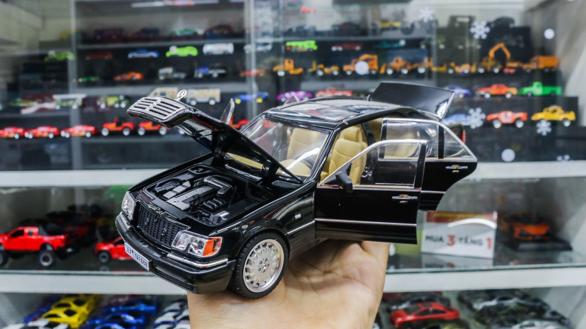 Mô hình xe cổ Mercedes-Benz W140 320SEL full open - full kính - đánh lái được - có đèn và âm thanh tỉ lệ 1:24 Jinlifang OT468