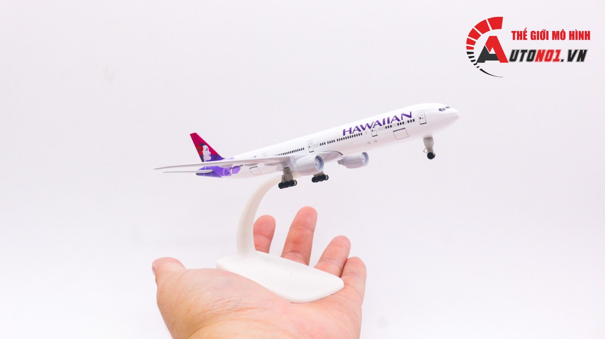 Mô hình máy bay Hawaiian Airlines Boeing B777 có bánh xe 20cm MB20054