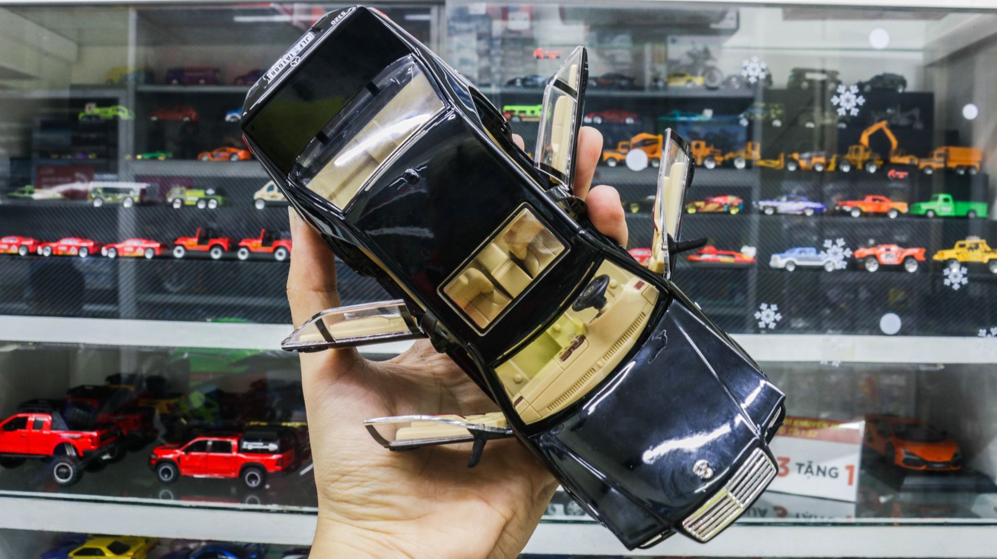 Mô hình xe cổ Mercedes-Benz W140 320SEL full open - full kính - đánh lái được - có đèn và âm thanh tỉ lệ 1:24 Jinlifang OT468