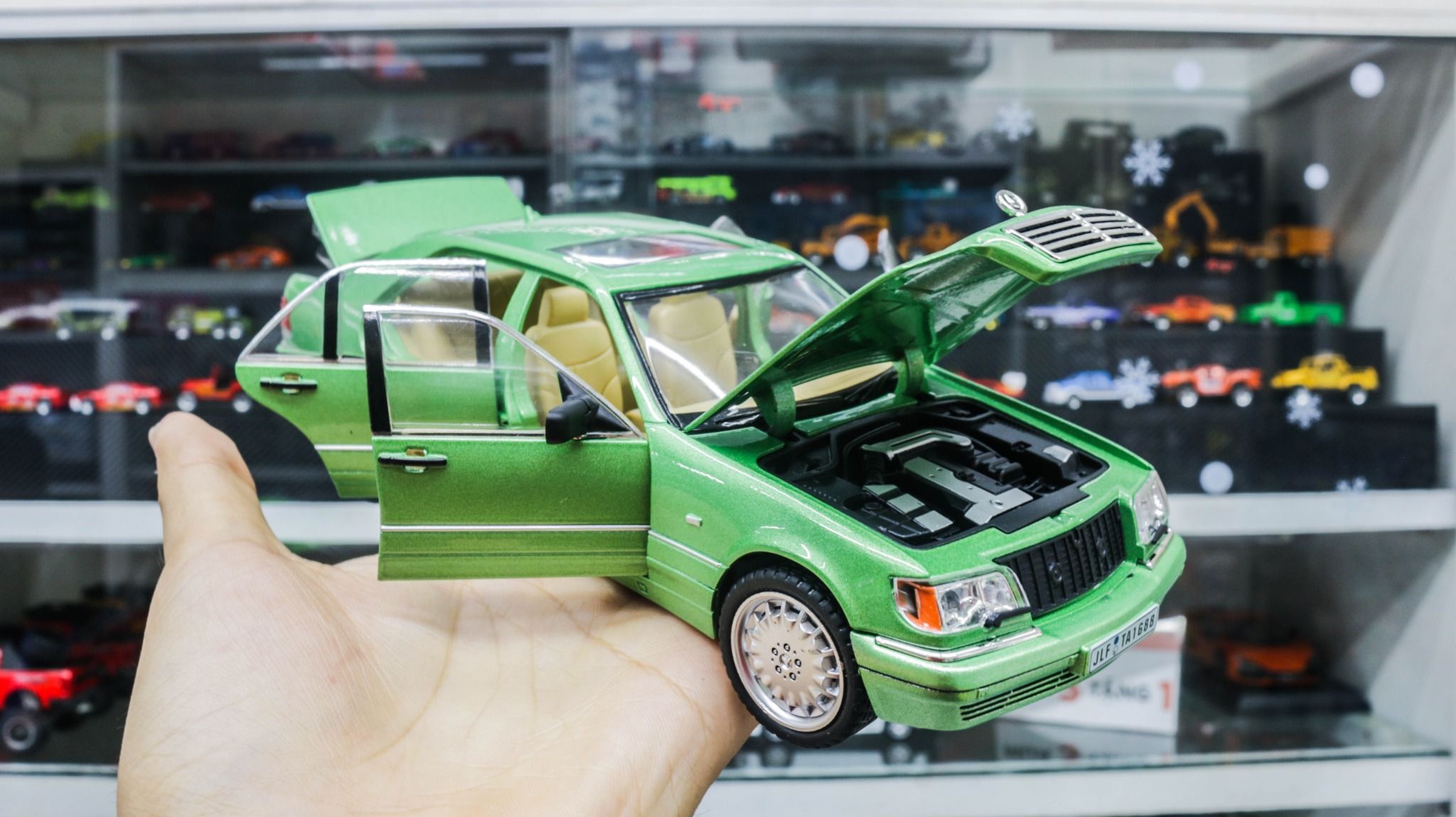 Mô hình xe cổ Mercedes-Benz W140 320SEL full open - full kính - đánh lái được - có đèn và âm thanh tỉ lệ 1:24 Jinlifang OT468