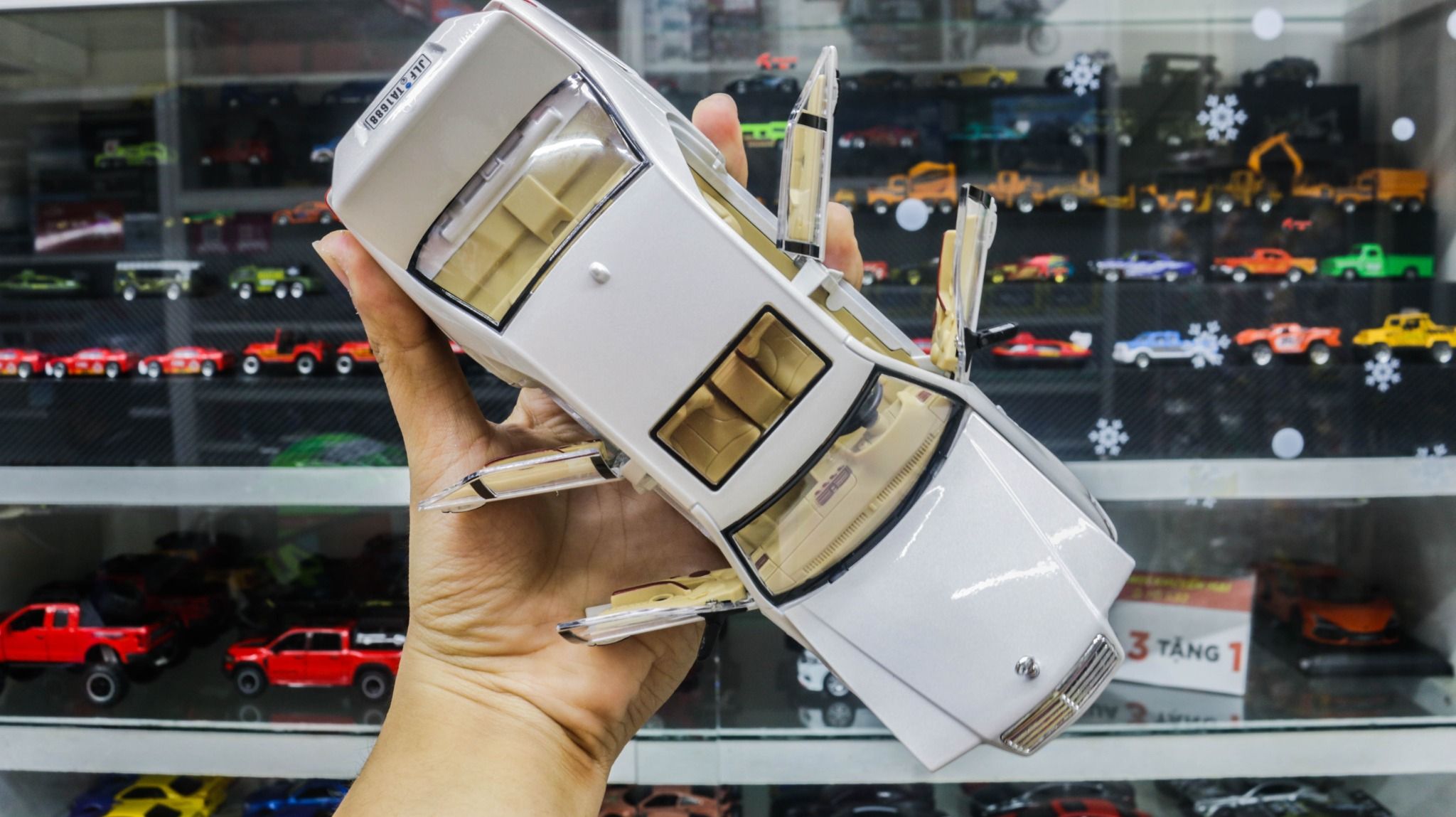 Mô hình xe cổ Mercedes-Benz W140 320SEL full open - full kính - đánh lái được - có đèn và âm thanh tỉ lệ 1:24 Jinlifang OT468