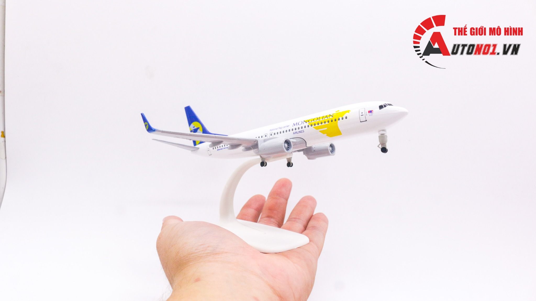 Mô hình máy bay Mông cổ MIAT Mongolian Airlines Boeing B737 có bánh xe 20cm MB20055