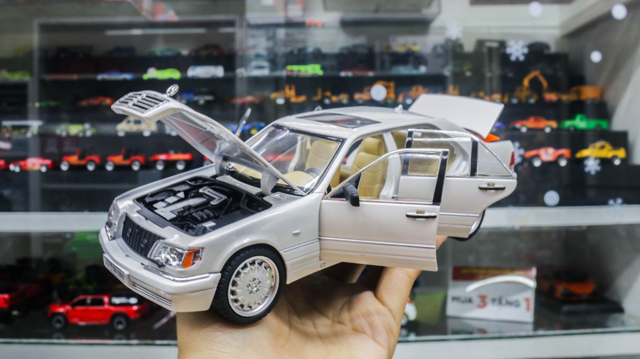 Mô hình xe cổ Mercedes-Benz W140 320SEL full open - full kính - đánh lái được - có đèn và âm thanh tỉ lệ 1:24 Jinlifang OT468