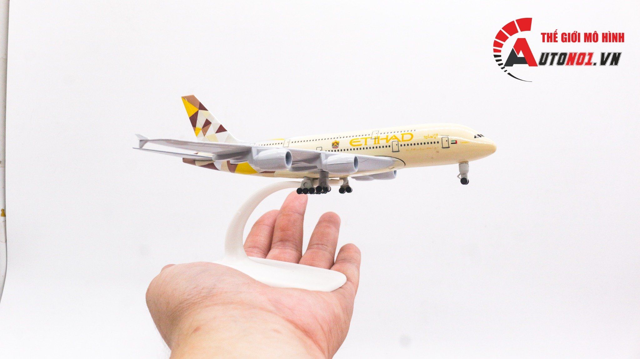 Mô hình máy bay Abu Dhab Ả Rập Etihad Airbus A380 có bánh xe 20cm MB20051