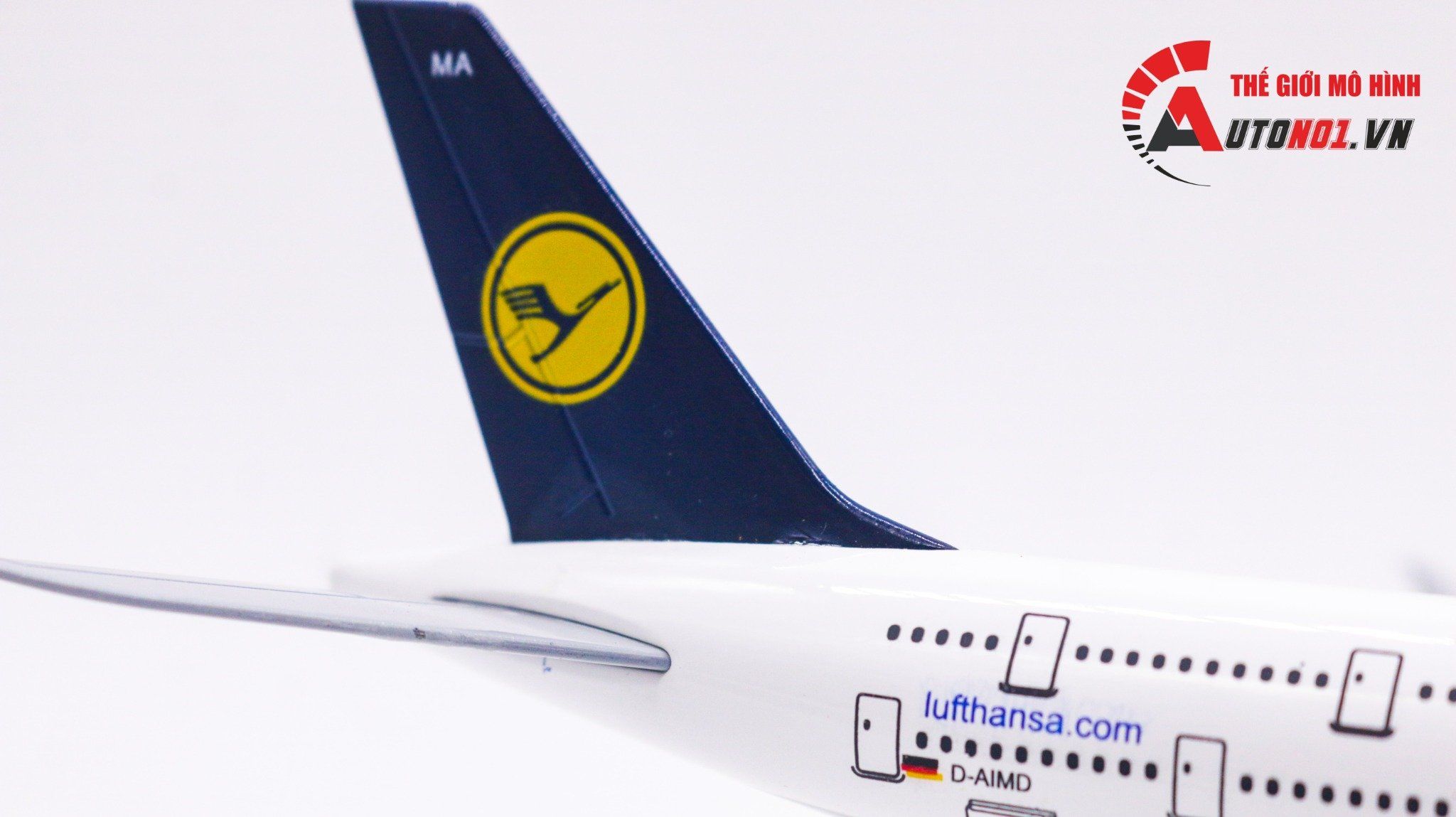 Mô hình máy bay Germany Lufthansa Airbus A380 có bánh xe 20cm MB20050
