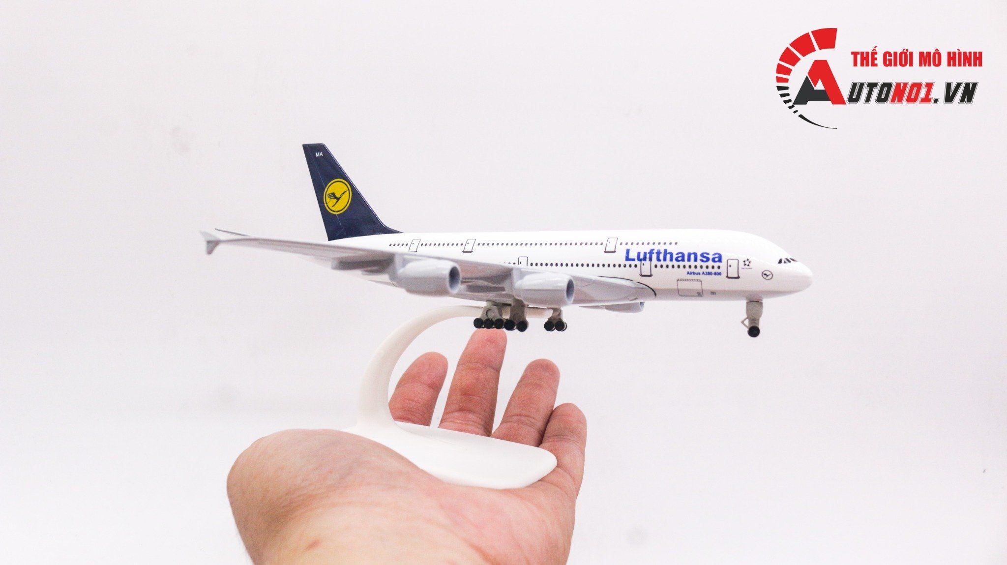 Mô hình máy bay Germany Lufthansa Airbus A380 có bánh xe 20cm MB20050