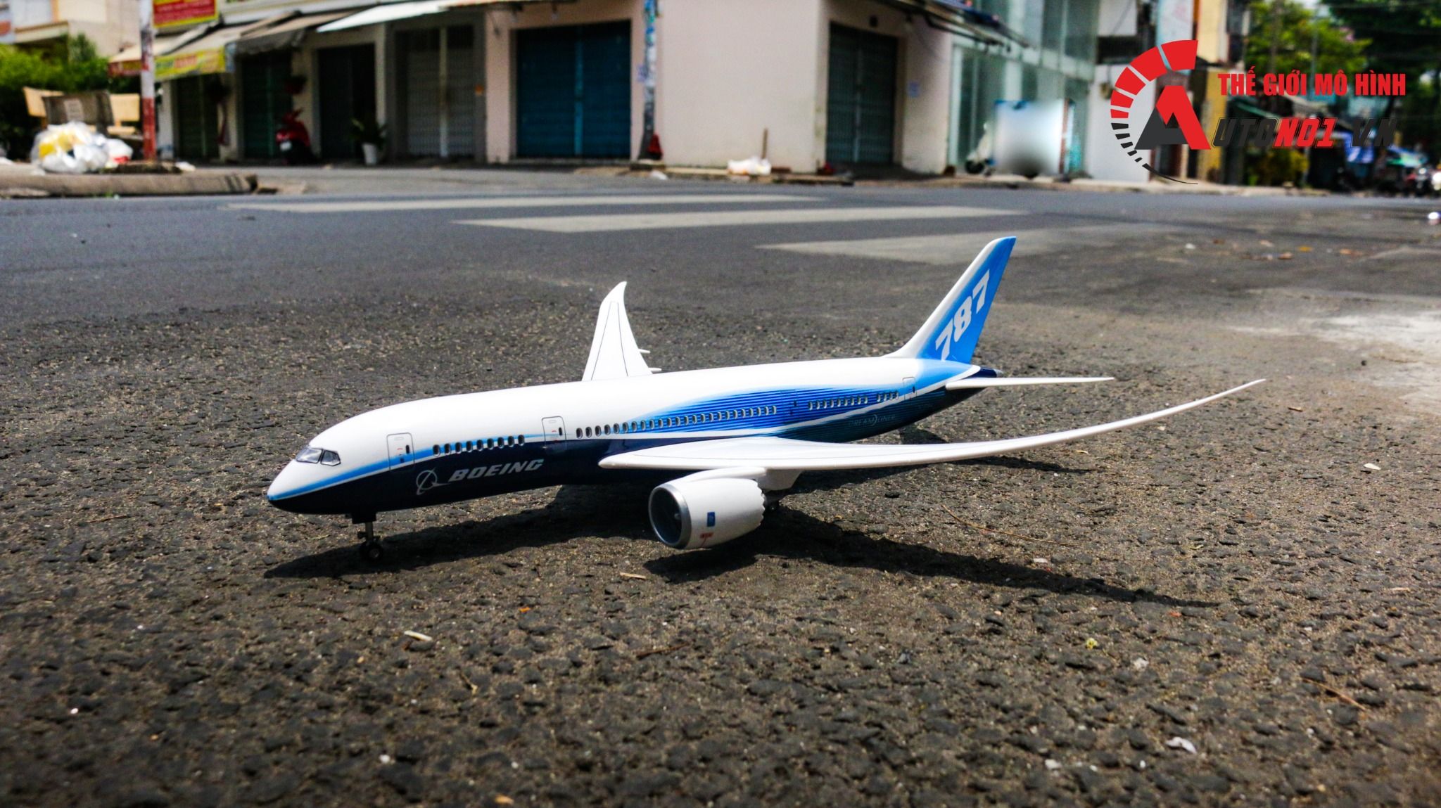  Mô hình máy bay USA Boeing B787 1:160 có đèn led tự động theo tiếng vỗ tay hoặc chạm MB47029 