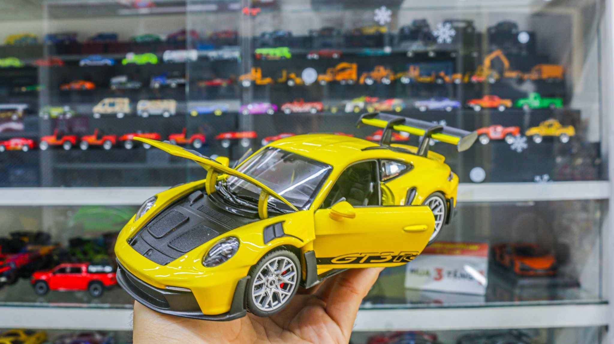 Mô hình xe Porsche 911 (992) GT3 RS tỉ lệ 1:24 Welly OT456