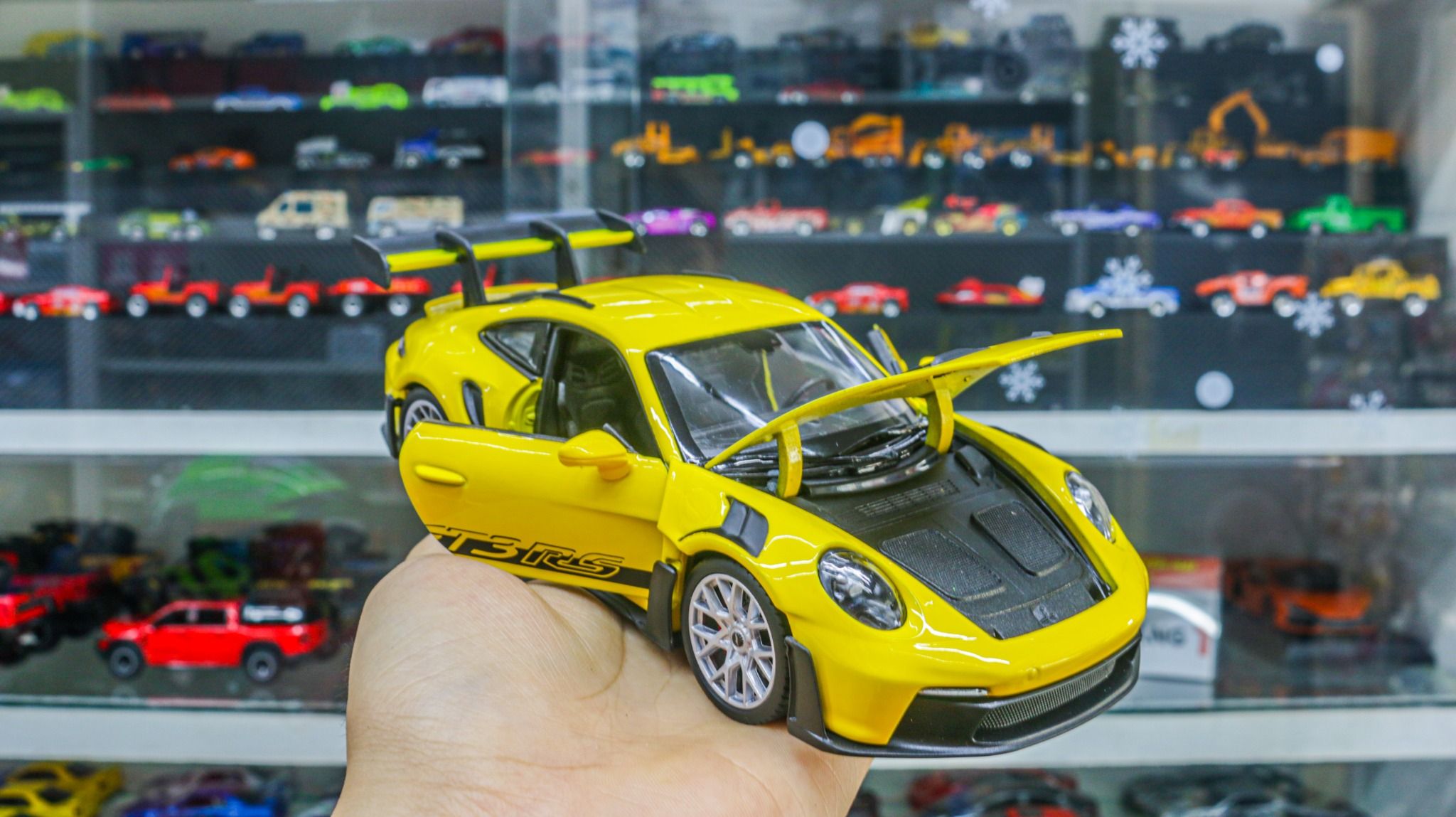 Mô hình xe Porsche 911 (992) GT3 RS tỉ lệ 1:24 Welly OT456