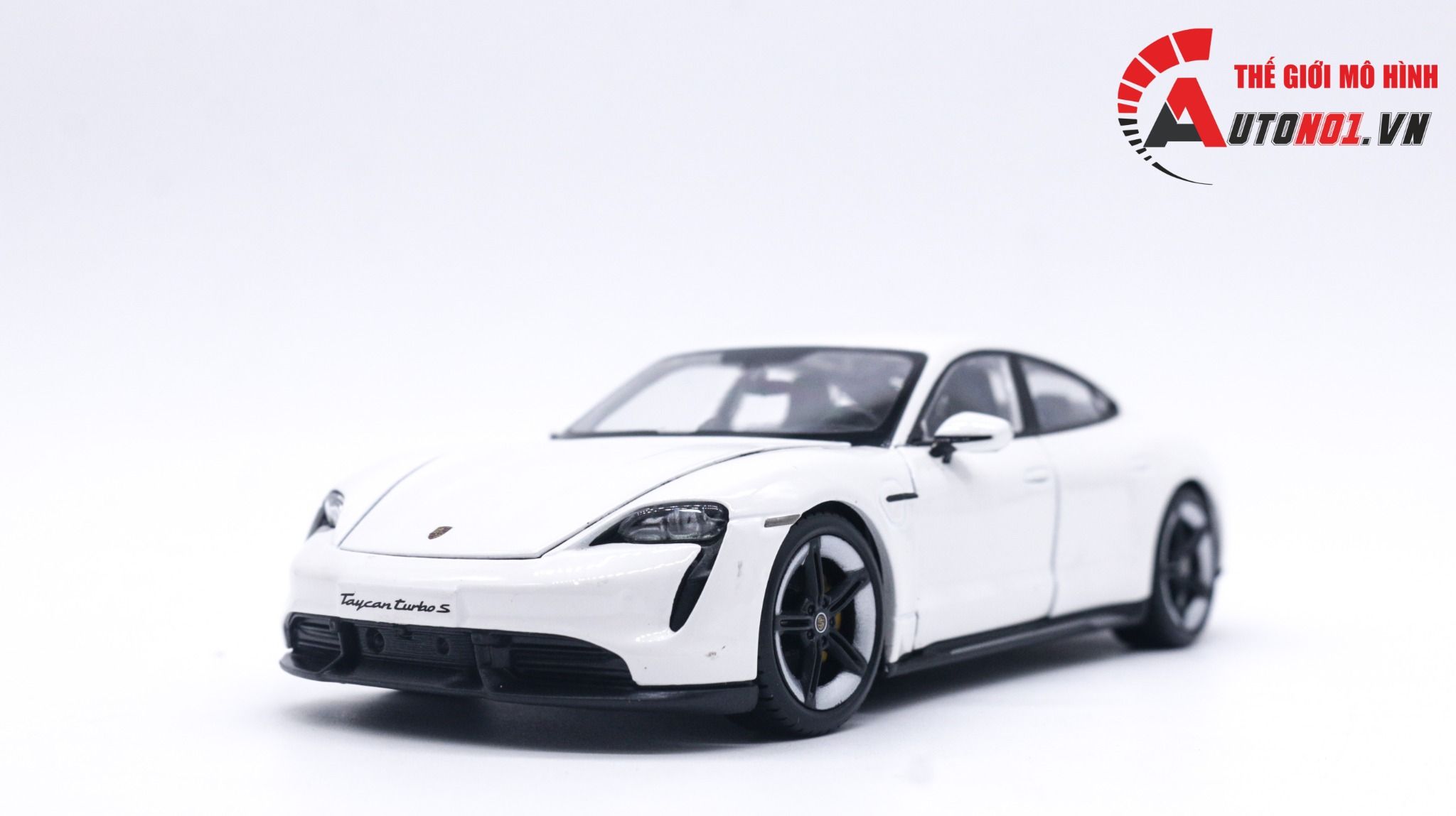 Mô hình xe Porsche Taycan Turbo S mở được 2 cửa, capo và cốp sau tỉ lệ 1:24 Bburago