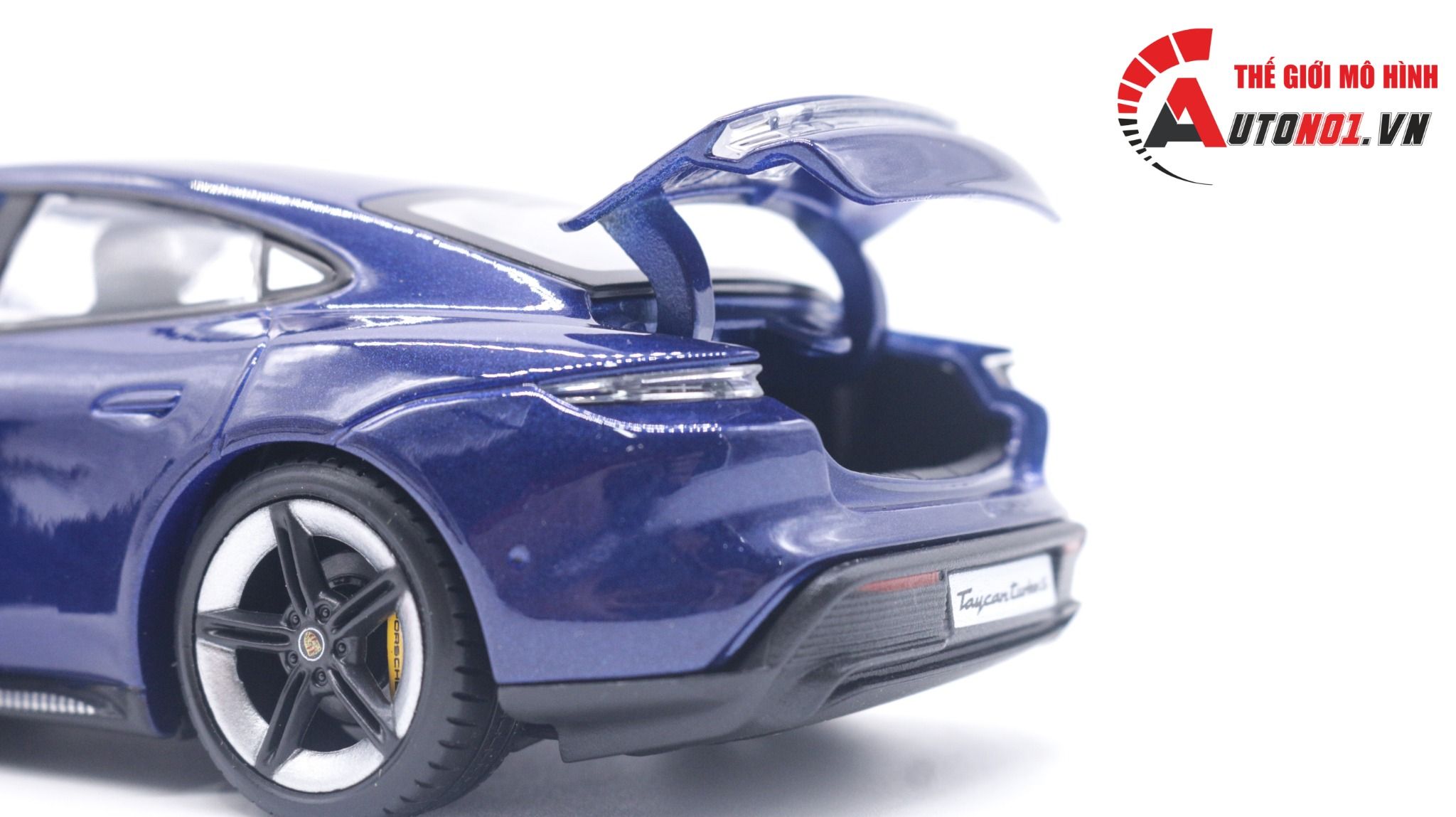 Mô hình xe Porsche Taycan Turbo S mở được 2 cửa, capo và cốp sau tỉ lệ 1:24 Bburago