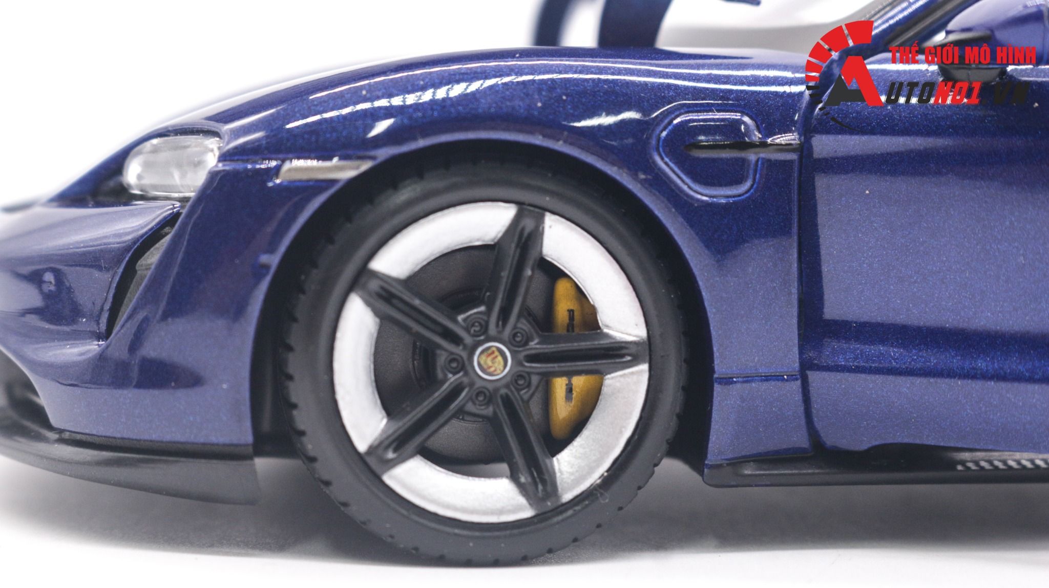 Mô hình xe Porsche Taycan Turbo S mở được 2 cửa, capo và cốp sau tỉ lệ 1:24 Bburago