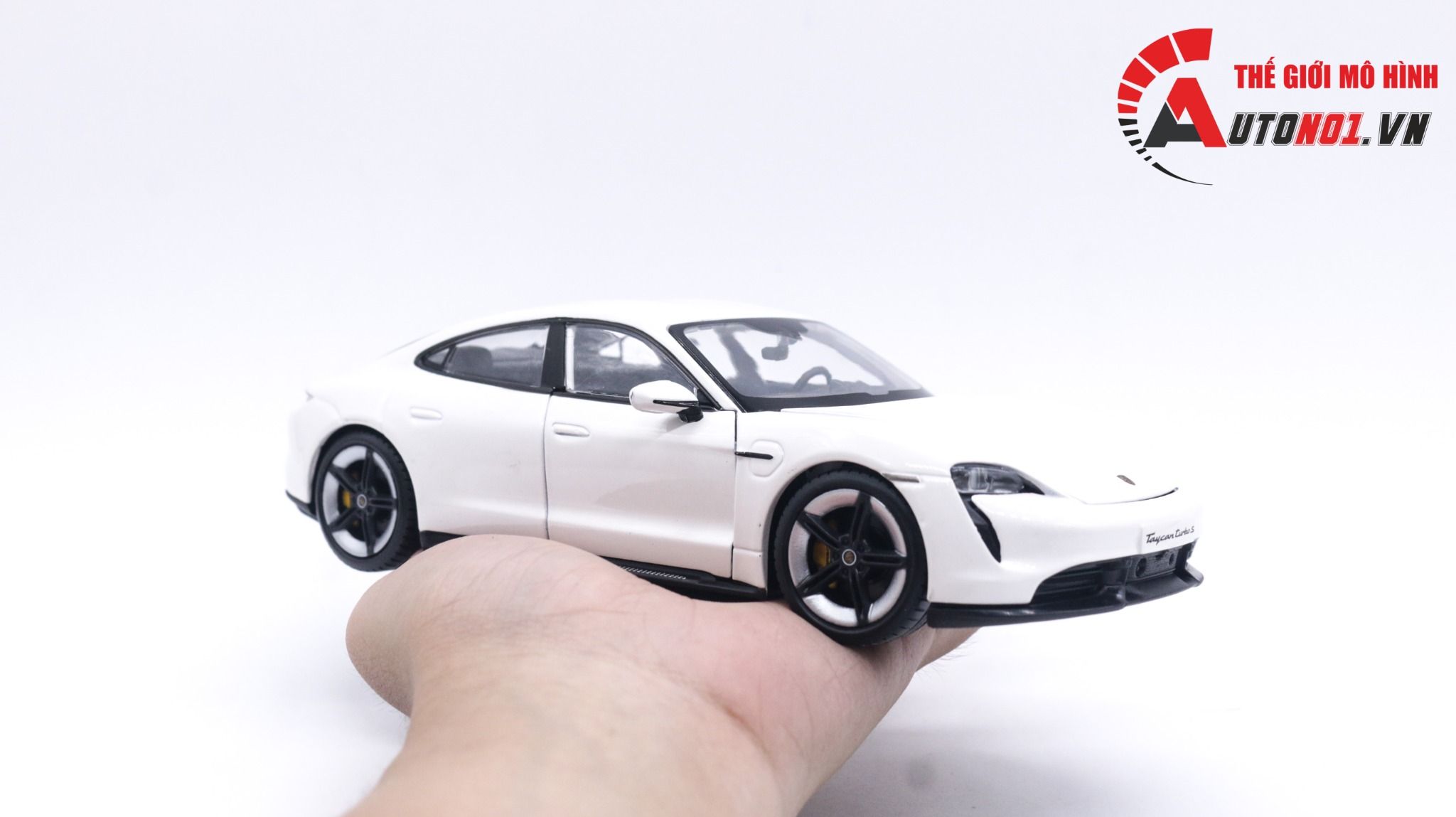 Mô hình xe Porsche Taycan Turbo S mở được 2 cửa, capo và cốp sau tỉ lệ 1:24 Bburago