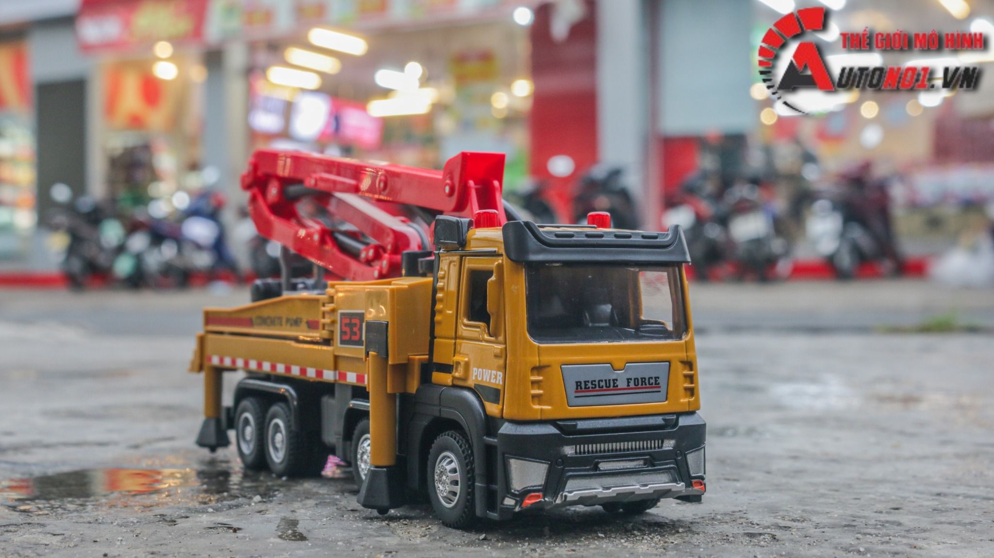Mô hình xe công trình bơm bê tông full open - đầu kim loại - phun nước - có âm thanh - đèn tỉ lệ 1:32 Ty model OT509