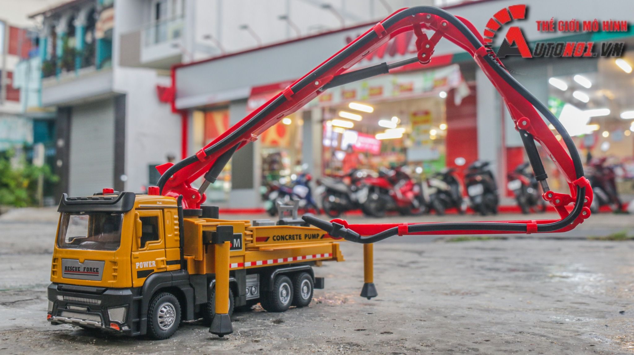 Mô hình xe công trình bơm bê tông full open - đầu kim loại - phun nước - có âm thanh - đèn tỉ lệ 1:32 Ty model OT509