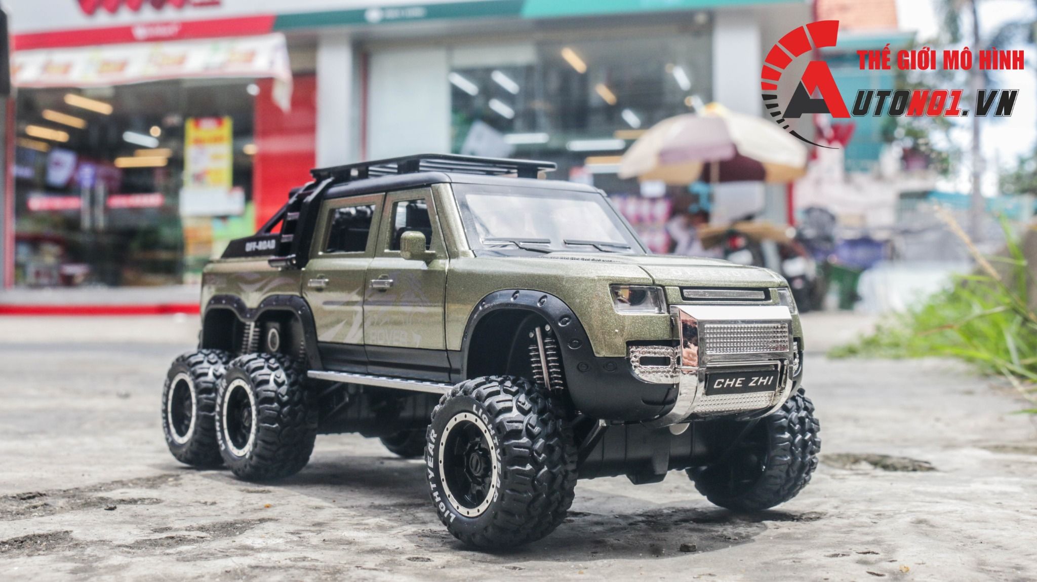 Mô hình xe Land Rover Defender 6x6 Offroad có đèn có âm thanh tỉ lệ 1:24 Chezhi OT430