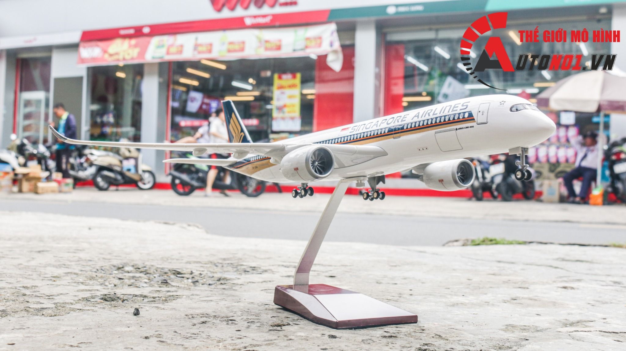 Mô hình máy bay Singapore Airlines Airbus A350 47cm có đèn led tự động theo tiếng vỗ tay hoặc chạm MB47069
