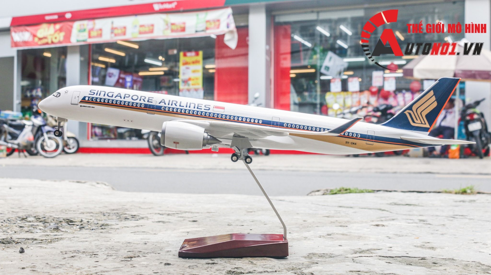 Mô hình máy bay Singapore Airlines Airbus A350 47cm có đèn led tự động theo tiếng vỗ tay hoặc chạm MB47069