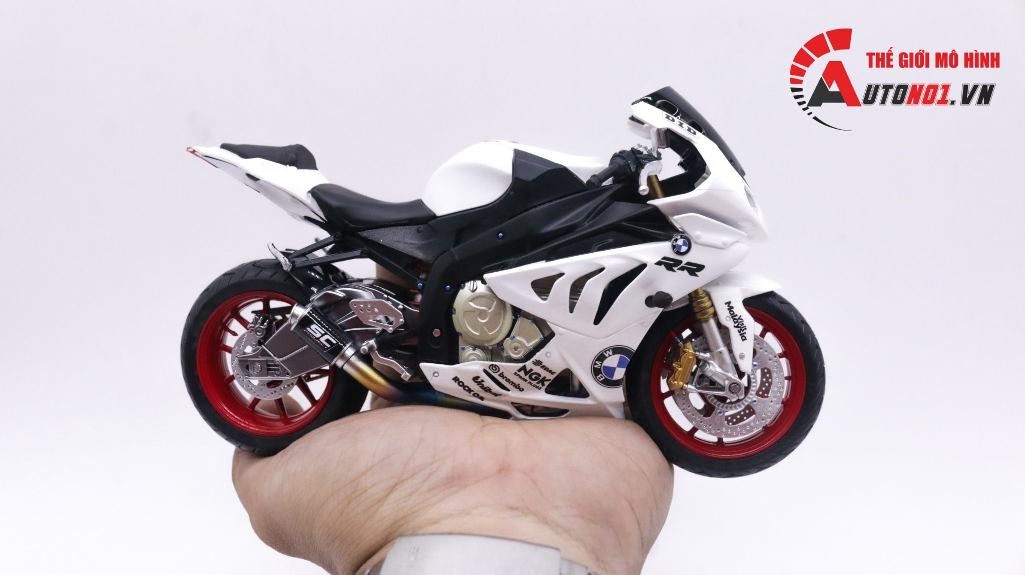Mô hình xe độ BMW S1000RR white độ pô, độ mâm 1:12 Autono1 Joycity D022J