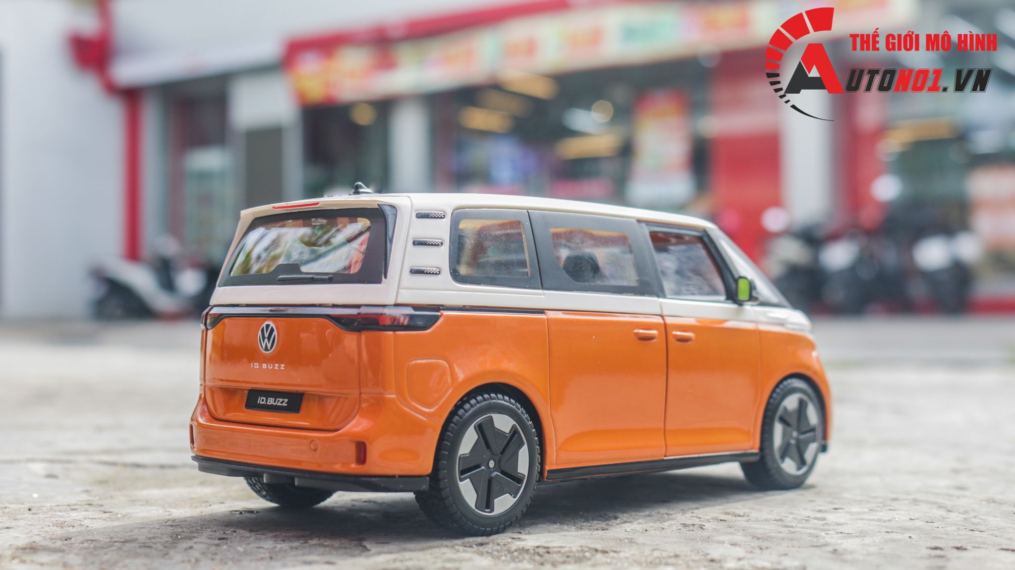 Mô hình xe ô tô điện ID. Buzz Volkswagen mở 2 cửa và cốp sau tỉ lệ 1:24 Maisto OT535