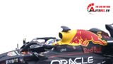  Mô hình xe đua F1 Oracle Red Bull racing 2022 RB18 hộp mica có figure 1:24 Bburago OT061 