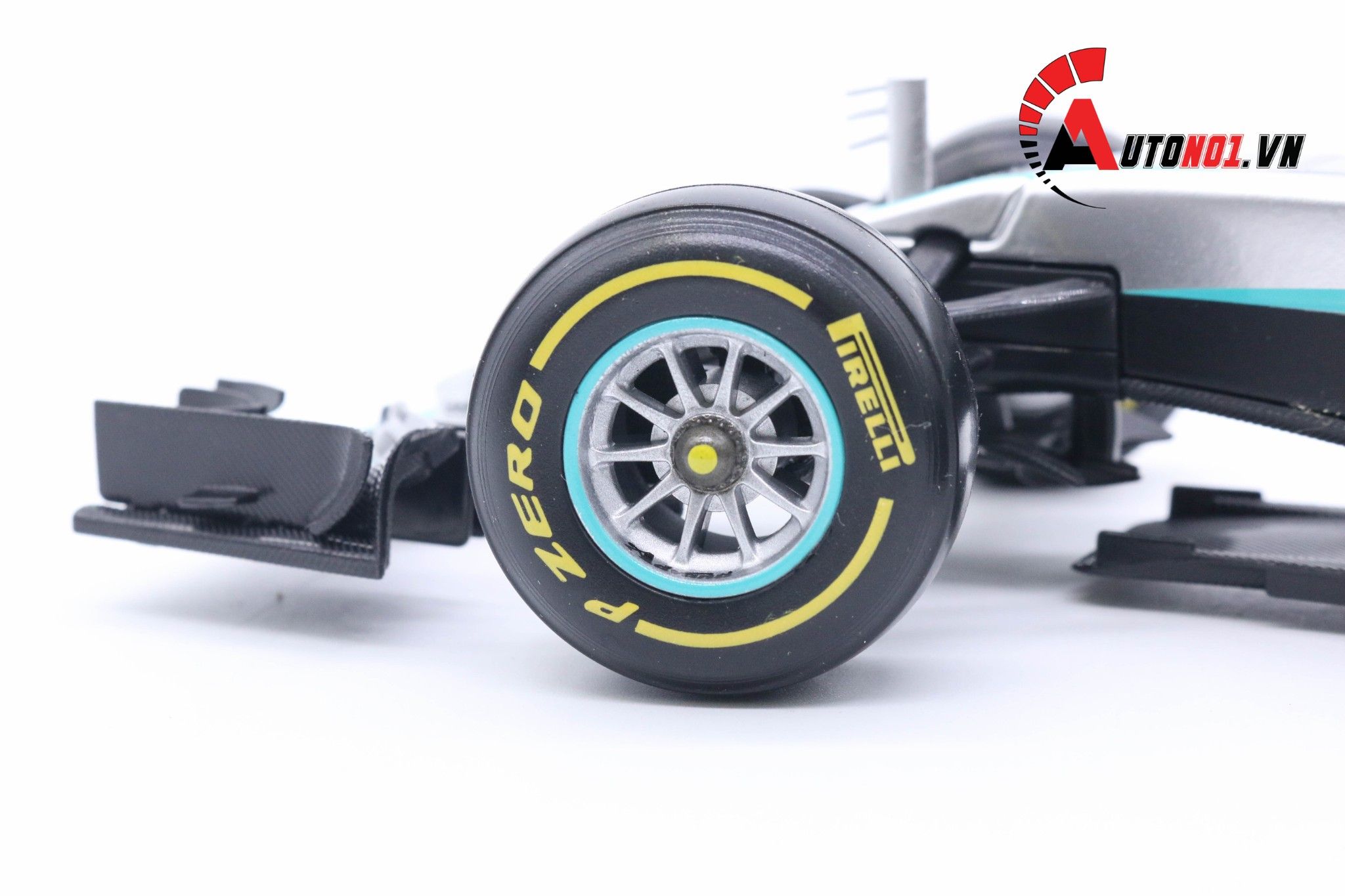 Mô hình xe F1 Mercedes AMG Petronas F1 W07 Hybrid 2016 world champion 1:18 Bburago 5212