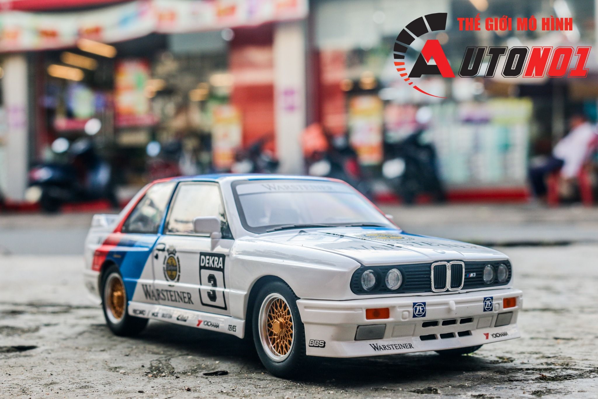 Mô hình xe BMW M3 series racing full open - full kính - đánh lái được tỉ lệ 1:24 JinliFang OT24039