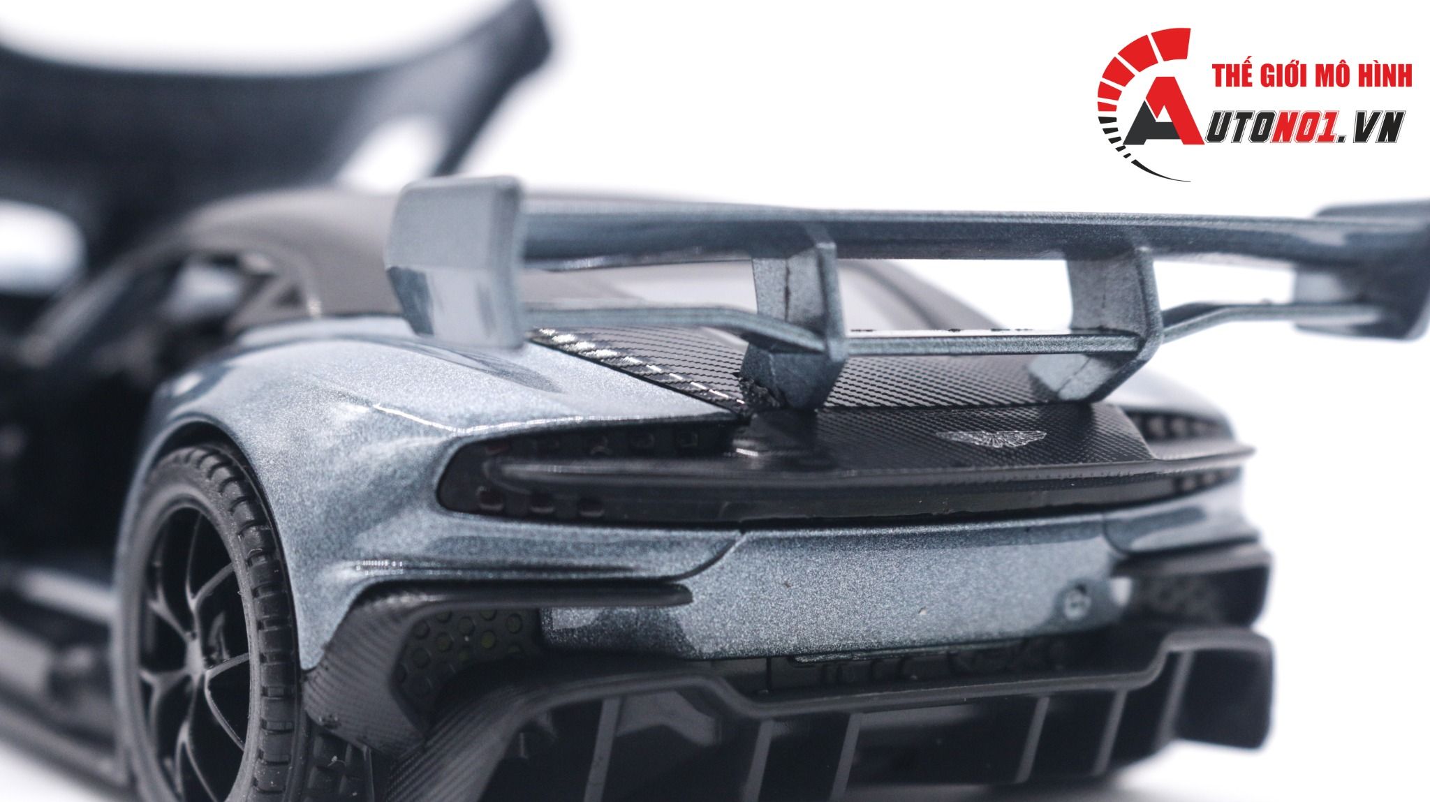 Mô hình xe Aston Martin Vulcan có đế hộp mica 1:32 Alloy Model OT122
