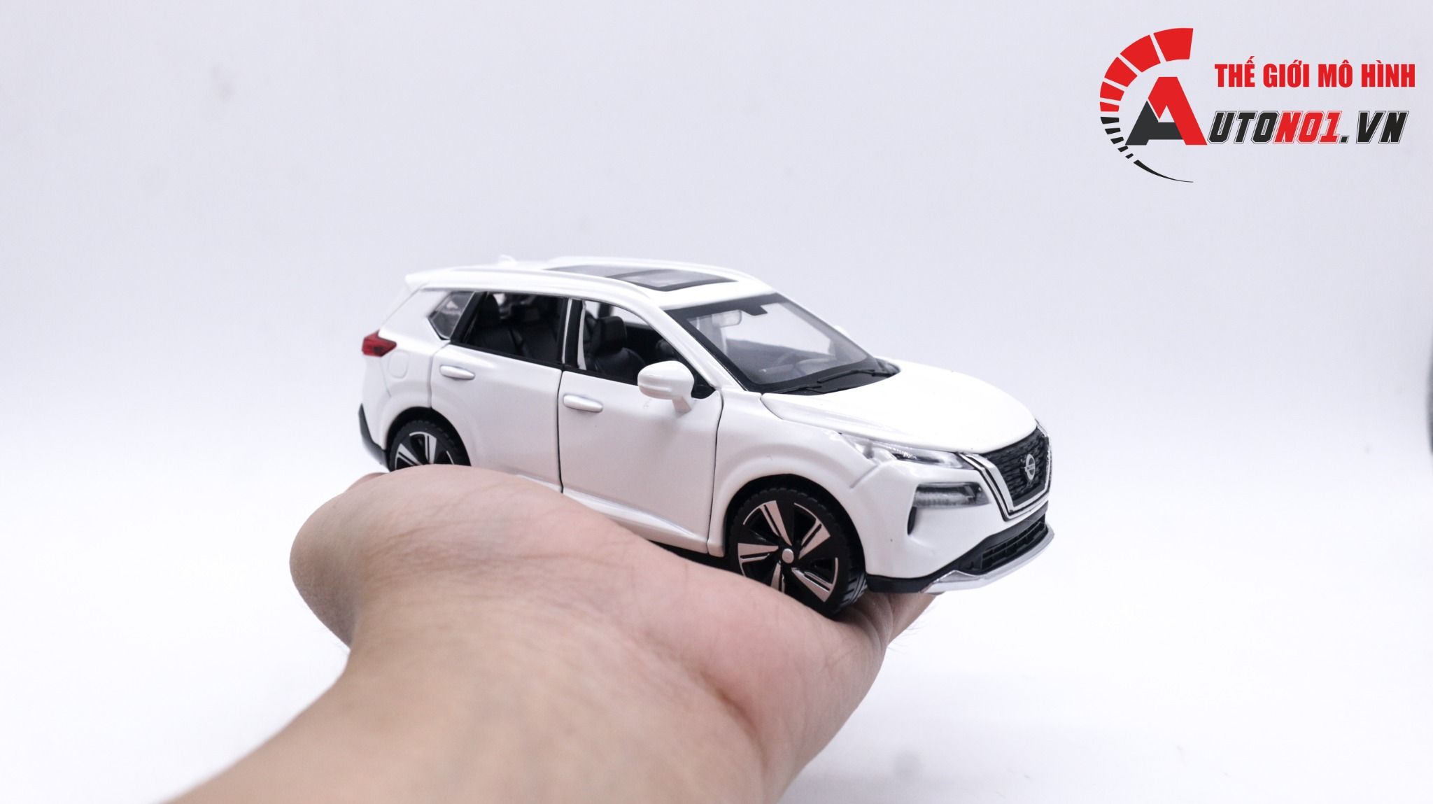 Mô hình xe Nissan X-Trail có đế hộp mica 1:32 Alloy Model OT123