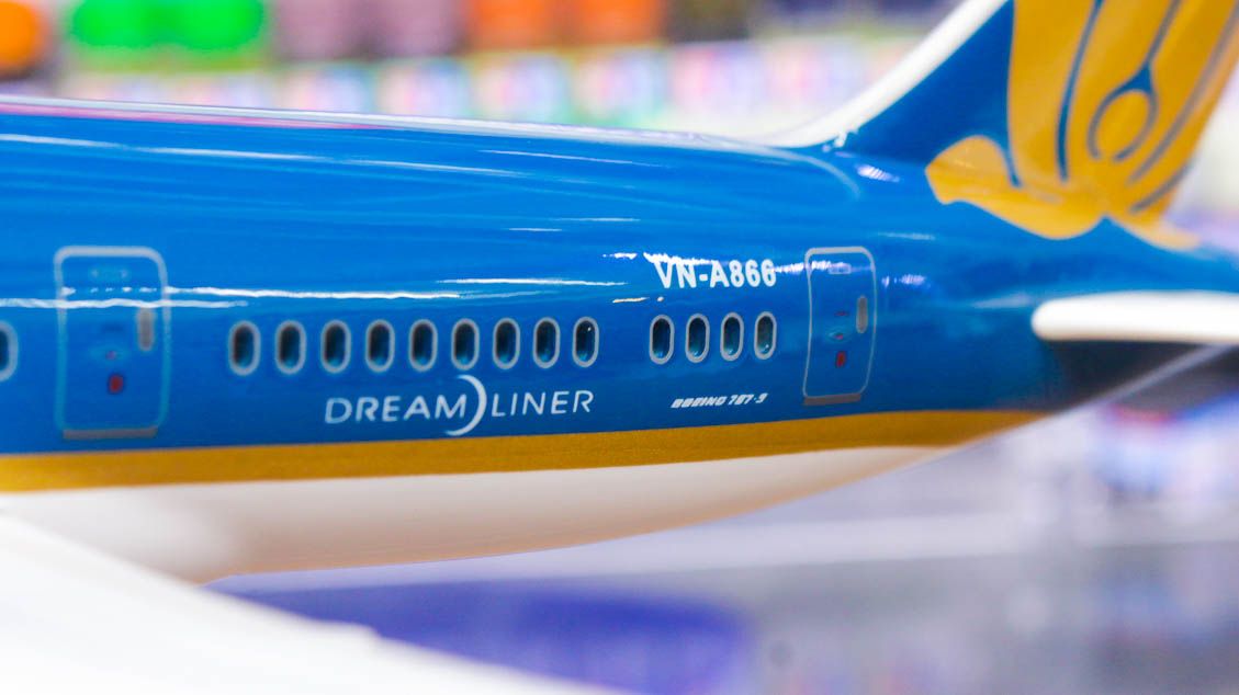  Mô hình máy bay Vietnam Airlines Dreamliner Boeing B787 47cm 1:130 có đèn led tự động theo tiếng vỗ tay hoặc chạm MB47002 