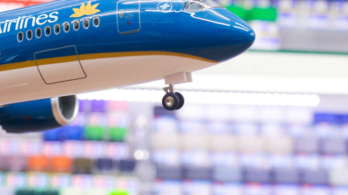 Mô hình máy bay Vietnam Airlines Dreamliner Boeing B787 47cm 1:130 có đèn led tự động theo tiếng vỗ tay hoặc chạm MB47002