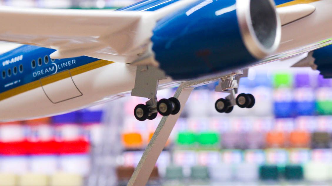 Mô hình máy bay Vietnam Airlines Dreamliner Boeing B787 47cm 1:130 có đèn led tự động theo tiếng vỗ tay hoặc chạm MB47002