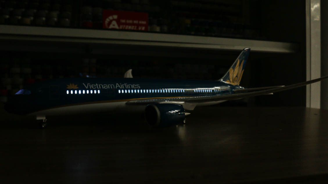  Mô hình máy bay Vietnam Airlines Dreamliner Boeing B787 47cm 1:130 có đèn led tự động theo tiếng vỗ tay hoặc chạm MB47002 