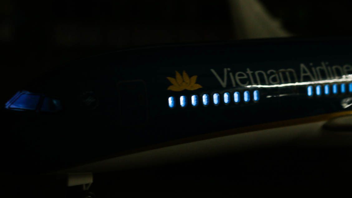 Mô hình máy bay Vietnam Airlines Dreamliner Boeing B787 47cm 1:130 có đèn led tự động theo tiếng vỗ tay hoặc chạm MB47002