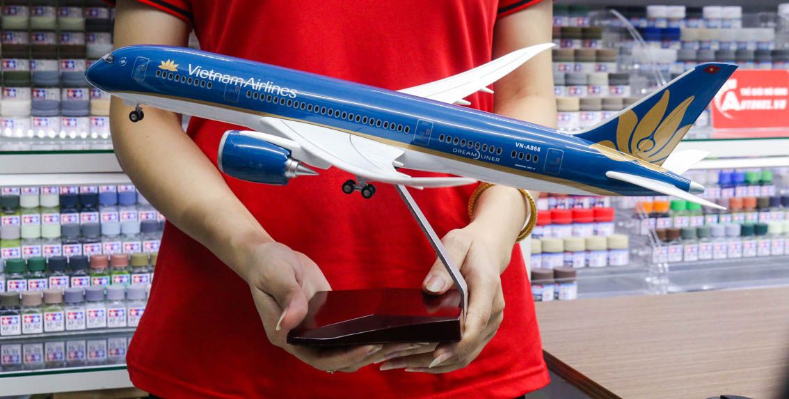  Mô hình máy bay Vietnam Airlines Dreamliner Boeing B787 47cm 1:130 có đèn led tự động theo tiếng vỗ tay hoặc chạm MB47002 