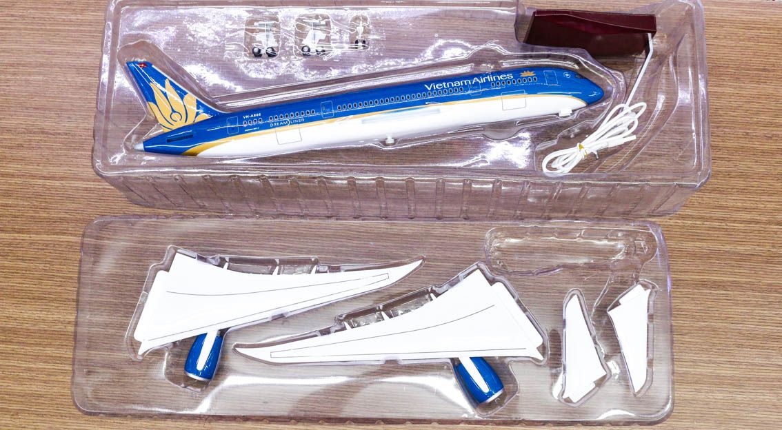 Mô hình máy bay Vietnam Airlines Dreamliner Boeing B787 47cm 1:130 có đèn led tự động theo tiếng vỗ tay hoặc chạm MB47002