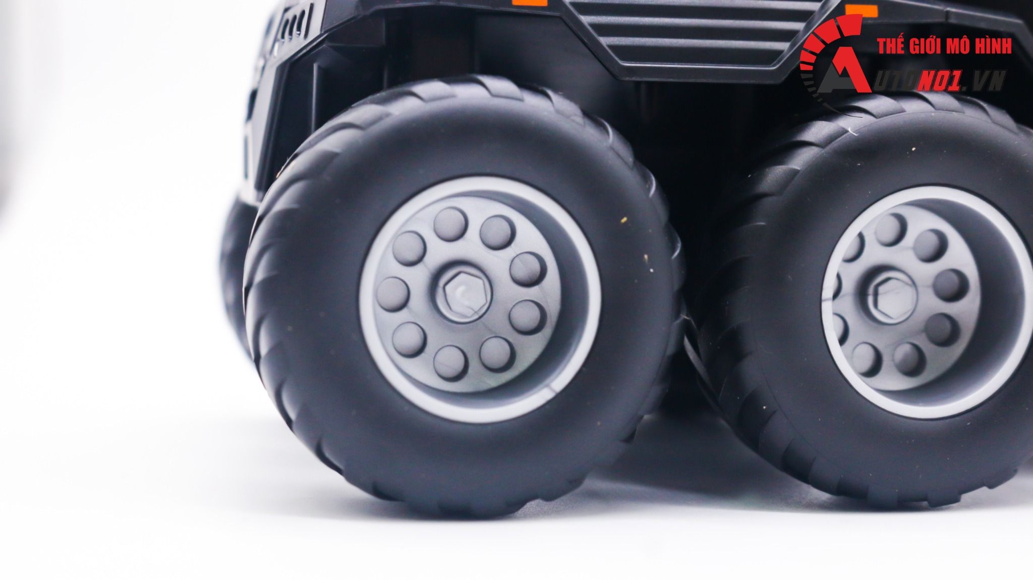 Mô hình xe cảnh sát địa hình lội nước Shaman 8x8 Police 1:24 Miniauto OT135